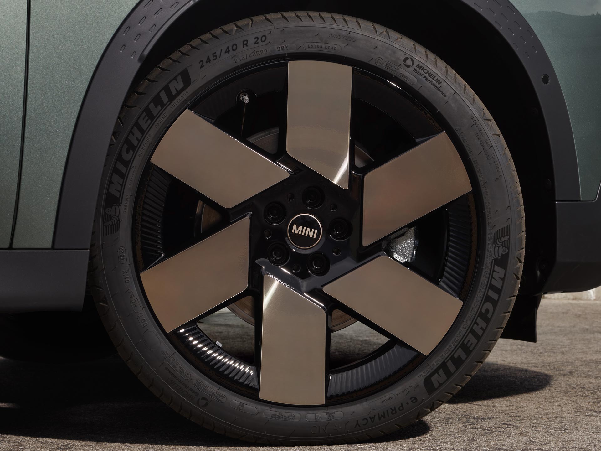 All-electric MINI Countryman - sustainability - aluminium recyclé